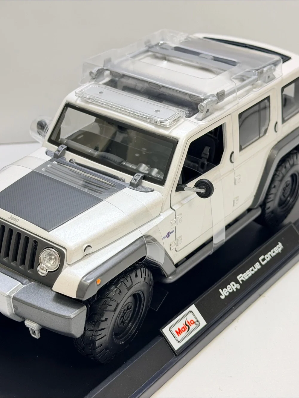 Maisto White Jeep Rescue Concept Die-Cast Toy Vehicle